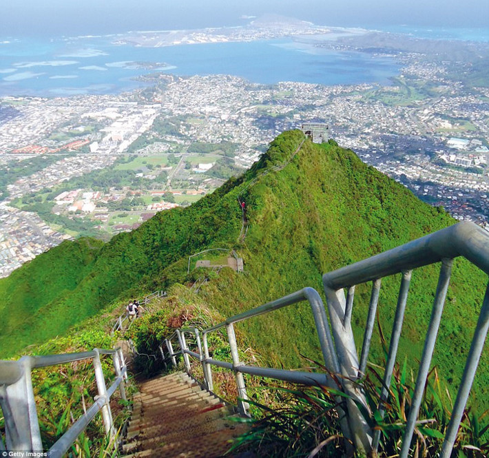 Cầu thang thiên đường ở Hawaii, Mỹ bao gồm gần 4.000 bậc. Khi leo lên cầu thang này, du khách có cơ hội chiêm ngưỡng cảnh đẹp thiên nhiên hùng vĩ của dãy Ko’olau.