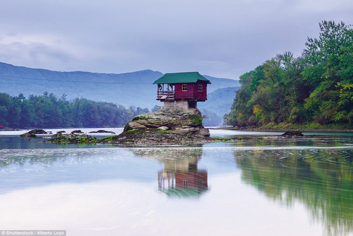 Ngôi nhà trên sông Drina, Bajina Basta, Bosnia & Herzegovina thích hợp với những người muốn có một kỳ nghỉ yên tĩnh.
