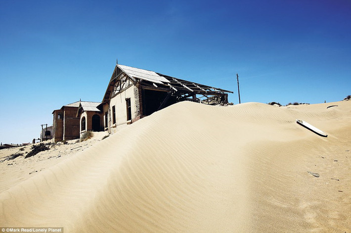 Khi đặt chân đến thị trấn ma Kolmanskop nằm ở sa mạc Namib, Namibia, nhiều người có cảm giác như lạc vào khung cảnh Trái đất sau ngày tận thế.