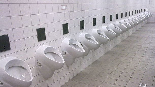 Tuy nhiên, chính sở thích tiệc tùng đã vô tình khiến ông tử vong. Khi tham gia một buổi tiệc ở Prague, nhà quý tộc Brahe nhất quyết đòi ở lại tại bàn khi cần đi tiểu, vì rời khỏi bàn đồng nghĩa với kém cỏi và thua cuộc trong một trò chơi. Chính điều này khiến ông bị nhiễm trùng thận và bàng quang của ông bị vỡ sau đó 11 ngày dẫn đến mất mạng.