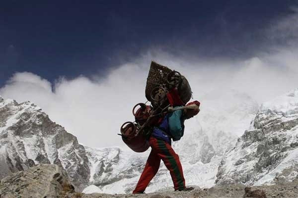 Tuy nhiên, người Sherpa cũng không phải người sở hữu sức mạnh siêu nhân. Họ cũng bị mắc chứng say độ cao như nhiều người khác.