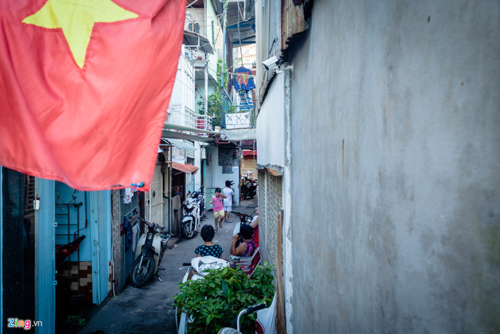 Tuy nhiên, những gia đình buôn bán tạp hoá, bán cơm, bán nước,... lại không thể ở chung cư được vì xem như triệt tiêu nguồn thu nhập. Đa phần họ đều là người lớn tuổi, không thể học nghề được nữa. Chỗ ở và công việc tương lai của họ, vì thế, cũng mịt mờ như những con hẻm nhỏ, loằng ngoằng không lối thoát.