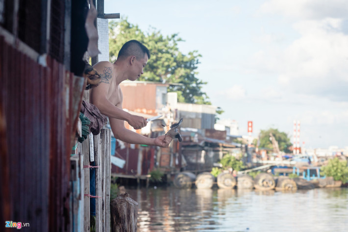 Hình ảnh những ngôi nhà sàn chồm ra mặt kênh, trong tương lai, sẽ không còn nữa. Thay vào đó, khu vực này sẽ trở thành hành lang bảo vệ kênh rạch, một tuyến đường dọc bờ kè và công viên cây xanh sẽ được xây dựng.