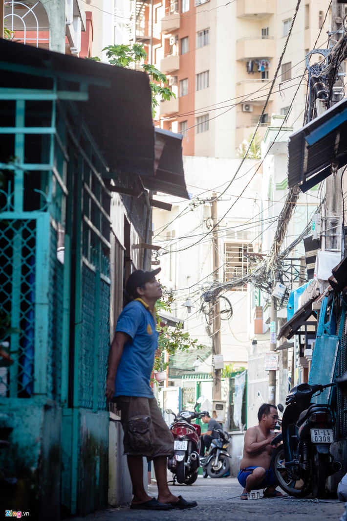 Những người là hàng xóm bao nhiêu năm nay, chỉ ít lâu nữa thôi sẽ mỗi người một phương. Ngay cạnh nhà ông Phúc, bà Trương Thị Lam cho biết bà sẽ dọn lên chung cư sống nhưng chưa biết ở đâu.