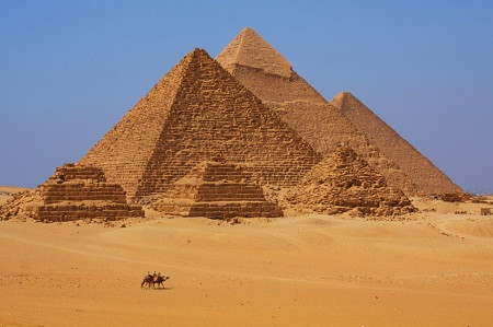 Đại kim tự tháp Giza là một trong những công trình kiến trúc nổi tiếng nhất của Ai Cập. Trong suốt nhiều thế kỷ, con người luôn tò mò việc người Ai Cập thời cổ xưa đã xây dựng công trình khổng lồ này như thế nào để nó có thể trường tồn với thời gian.
