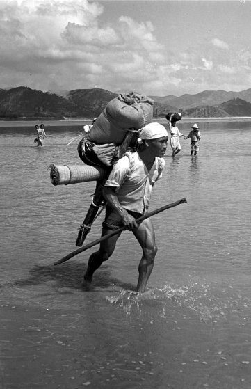 Rất nhiều người dân Triều Tiên vượt qua sông Nakdong ngày 6/8/1950.