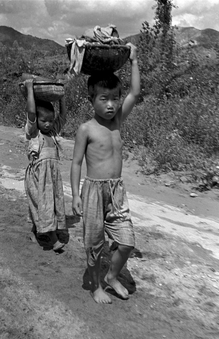 Nhiều trẻ em Triều Tiên theo gia đình đi tị nạn. Ảnh chụp tại khu vực sông Nakdong ngày 6/8/1950.
