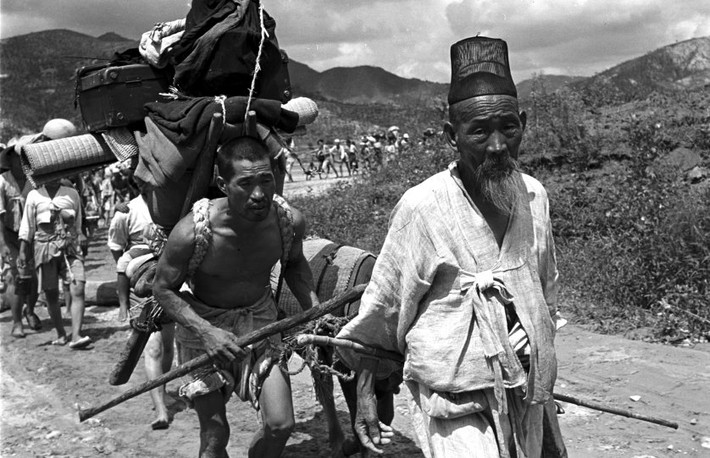 Hàng dài người dân Triều Tiên trên đường rời quê nhà.