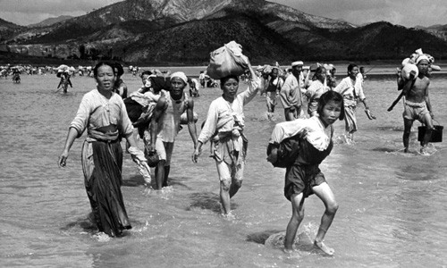 Hình ảnh người dân mang theo đồ đạc cá nhân đi tị nạn qua khu vực sông Nakdong khi xảy ra Chiến tranh Triều Tiên năm 1950 - 1953.