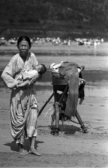 Trong bối cảnh diễn ra cuộc chiến tranh Triều Tiên năm 1950 -1953, nhiều bà mẹ mang theo con nhỏ rời khỏi vùng đất chiến sự với hy vọng có thể đặt chân đến miền đất an bình, ổn định cuộc sống.