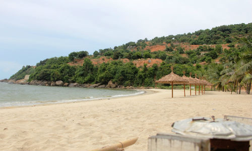 Nhiều ngày qua, quanh khu vực bờ biển cạnh dự án Khu du lịch sinh thái biển Tiên Sa (bán đảo Sơn Trà, Đà Nẵng) xuất hiện tình trạng sạt lở nghiêm trọng sau những trận mưa lớn.