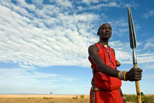 Bộ tộc Maasai tin rằng, người nào giết được sư tử, lấy da và lông của nó làm trang phục sẽ được bộ tộc tôn sùng như anh hùng và được mọi thành viên công nhận.