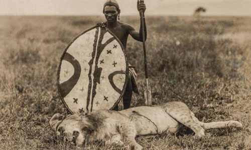 Săn sư tử là tập tục hãi hùng ở bộ lạc Maasai tại Kenya. Năm lên 16 tuổi, các chàng trai trong làng phải giết chết một con sư tử như một nghi thức chứng tỏ bản thân trở thành một chiến binh thực thụ.