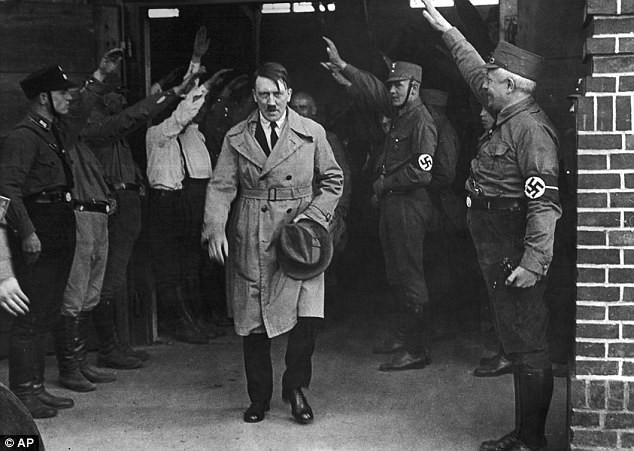 Điệp viên dưới trướng trùm phát xít Hitler còn chỉ trích cách người Anh sinh sống - mô tả các khu phố với "những ngôi nhà nghèo khổ".
