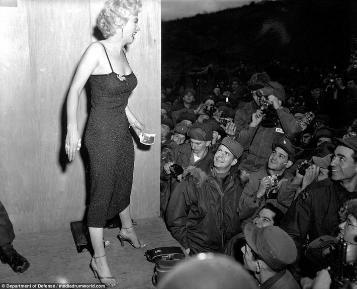 "Quả bom sex" Marilyn Monroe có buổi biểu diễn, khích lệ tinh thần lính Mỹ khi tham gia cuộc chiến khốc liệt này.