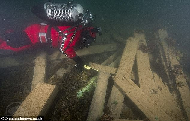 Hai tàu HMS Erebus và HMS Terror được cho là đã bị nghiền nát bởi các tảng băng khổng lồ. Hai con tàu được nhìn thấy lần cuối vào tháng 7/1848. Kể từ năm 1948, hai con tàu mất tích bí ẩn. Đây được coi là thảm họa kinh hoàng nhất trong lịch sử thám hiểm vùng cực của Hải quân Hoàng gia Anh. Trong suốt nhiều năm, giới chuyên gia cố gắng giải mã bí ẩn hai con tàu gặp nạn như thế nào.