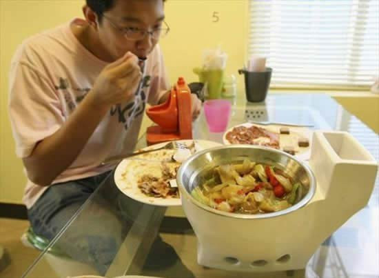 Ở Đài Loan, một nhà hàng phục vụ các món ăn trên những chiếc đĩa hình nhà vệ sinh. Theo đó, du khách sẽ ngồi trên những bộ bàn ghế thiết kế như một nhà vệ sinh thật sự. Chiếc bồn cầu quen thuộc là ghế ngồi, bàn ăn được lấy cảm hứng từ bồn tắm có đậy một tấm kính trên bề mặt để dễ dàng bày thức ăn...