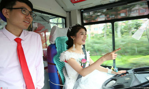 Cô dâu Wu Zheng, một tài xế xe buýt tại thành phố Thanh Đảo, tỉnh Sơn Đông, đã tình cờ gặp chồng tương lai của mình trên một chuyến xe.
