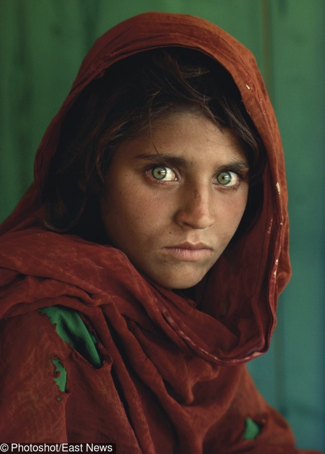 Vào năm 1984, nhiếp ảnh gia Steve McCurry đã đi khắp Afghanistan để thu thập tài liệu về chiến tranh và ghi dấu ấn với bức ảnh cô gái Afghanistan 12 tuổi. Ánh mắt và biểu cảm gây chú ý của cô bé đã lọt vào ống kính của nhiếp ảnh gia McCurry. Nhờ bức ảnh này mà ông giành được nhiều giải thưởng nhiếp ảnh danh giá.