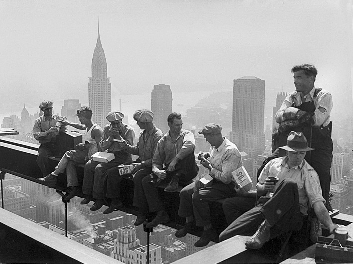 Tuy nhiên, trên thực tế, những công nhân trong bức ảnh đang "diễn sâu" để quảng cáo cho Trung tâm Rockefeller - địa điểm bức ảnh được chụp.