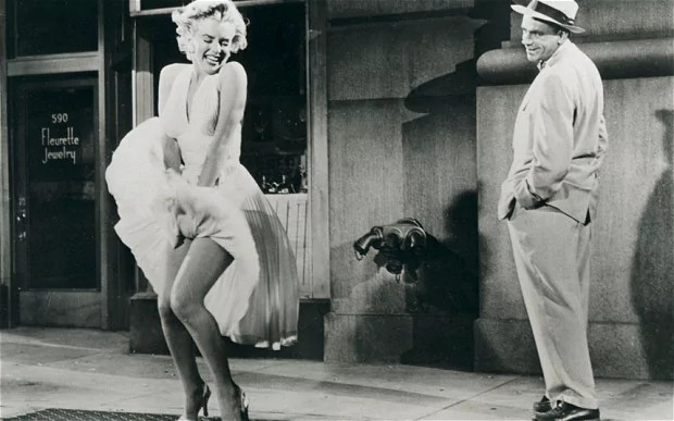 Khi thực hiện cảnh quay trên, chồng của "quả bom sex" Marilyn Monroe là Joe DiMaggio cũng có mặt tại phim trường và đã rất giận dữ khi thấy vợ để lộ một phần cơ thể trong phim.