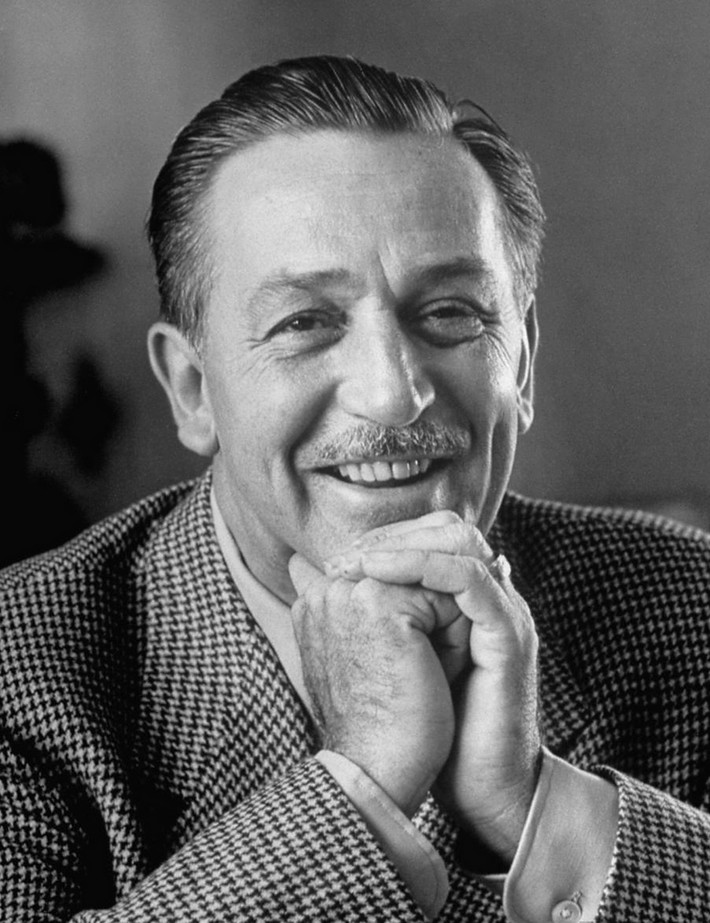Tuy nhiên, đây là một hiểu lầm. Sau khi qua đời vào ngày 15/12/1966, con gái của Walt Disney cho hay thi thể ông được hỏa táng ngày 17/12/1966. Sau đó, tro cốt của ông được rải tại Forest Lawn Memorial Park, Glendale, California, Mỹ.