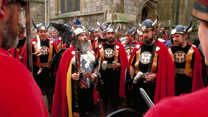 Người Viking đội mũ gắn sừng là một quan niệm sai lầm nhưng không ít người tin rằng đó là sự thật. Theo các chuyên gia, người Viking có thể được mai táng với những chiếc mũ và những chiếc sừng đựng đồ uống.