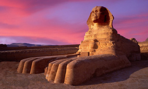 Một trong những giả thuyết phổ biến nhất là mũi của tượng nhân sư Giza bị phá hủy do đạn đại bác mà quân lính của hoàng đế Napoleon bắn trong trận Kim tự tháp.