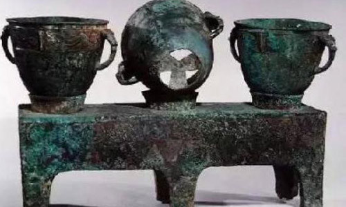 Phát minh độc đáo này có tên Sanlianyan được khai quật từ ngôi mộ của Fuhao. Đây là một dụng cụ nấu ăn được sử dụng trong các triều đại cổ nhà Thương (Từ thế kỷ 16 - 11 TCN). Nó có hình dáng khá giống bếp gas hiện nay.
