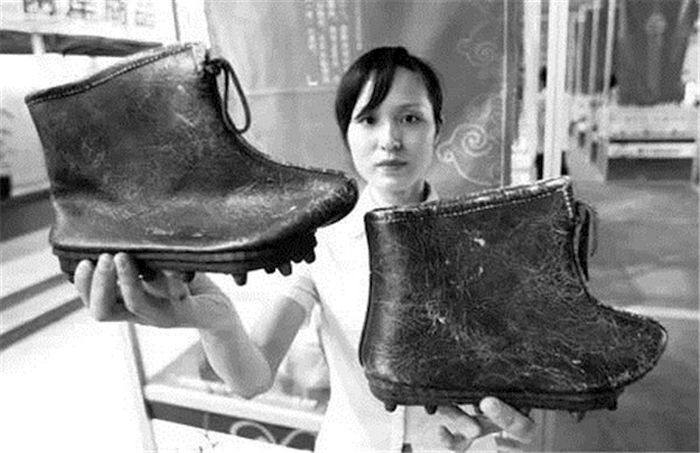 Đây là đôi giày đá bóng có niên đại thời Nam Tống. Nó được làm từ da trâu nên rất bền. Kiểu dáng của đôi giày này có nhiều điểm giống với những đôi giày thể thao ngày nay.