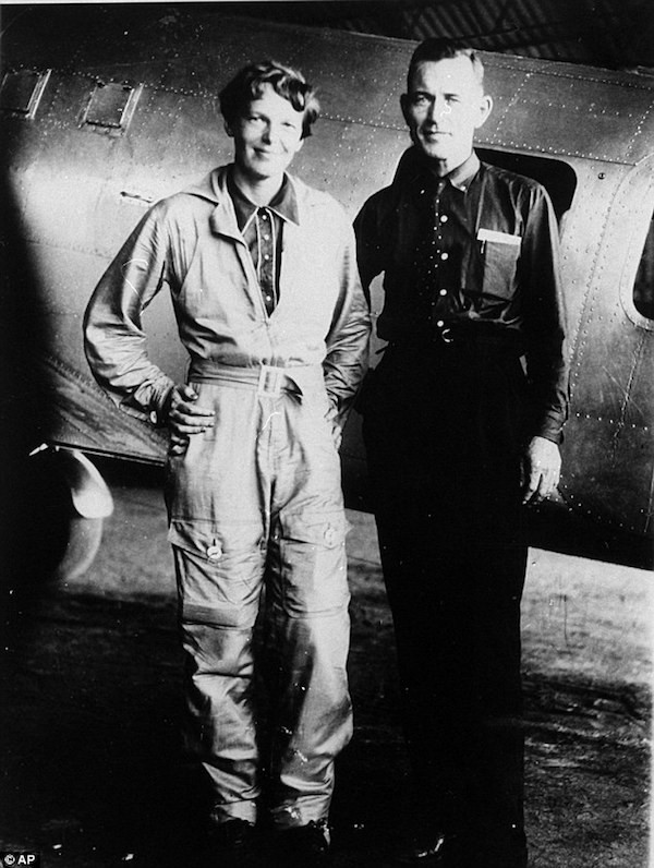Nữ phi công Amelia Earhart đã mất tích bí ẩn trong một chuyến bay qua Thái Bình Dương năm 1937 cùng hoa tiêu Fred Noonan.