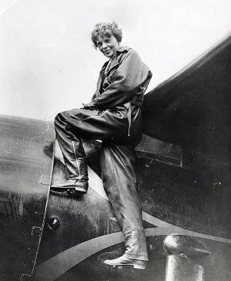 Trong đó, nhiều người ủng hộ giả thuyết nữ phi công Earhart và hoa tiêu Noonan gặp trục trặc trong liên lạc, không thể tìm thấy đích đến là đảo Howland. Do vậy, máy bay của họ đã rơi xuống Thái Bình Dương khi hết nhiên liệu.