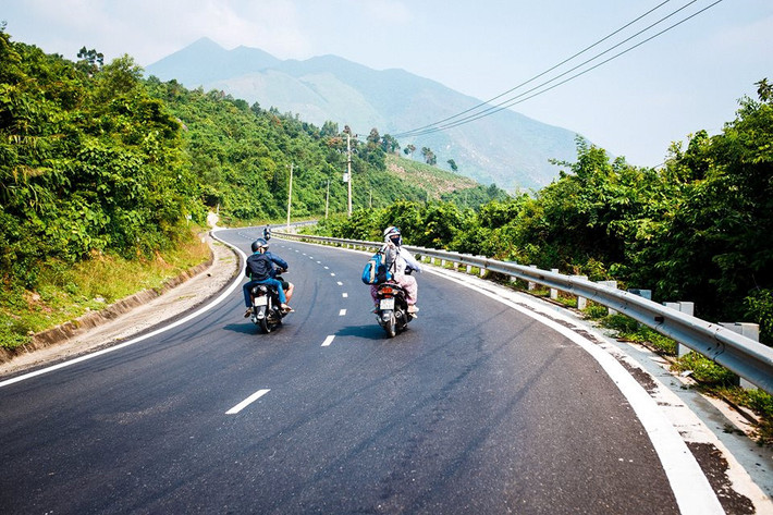 Dành 2 ngày cuối tuần cho chuyến đi khám phá thú vị này, đoàn chúng tôi chọn con đường đi bộ từ trên núi xuống bãi biển. Từ chân đèo Hải Vân bạn chạy một đoạn khoảng 2-3 km, nhìn bên tay phải thấy nhà dân thì vào gửi xe máy.
