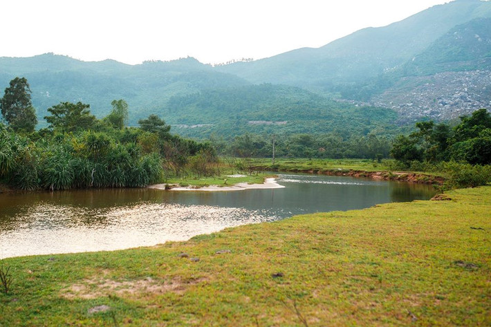 Làng Vân có 3 bãi chính mà bạn có thể cắm trại được, đó là bãi Dừa, bãi Chính và bãi Xoan. Tại đây có nhiều bãi đất trống, bằng phẳng để hạ trại, tắm biển, hái dừa, bắt cua ốc...