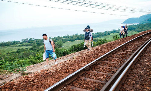 Hỏi người đân đường xuống làng, bạn đi men theo đường mòn xuống đường ray, rồi rẽ trái khoảng 500 m, bạn sẽ thấy một dãy bậc thang dẫn xuống dưới biển.