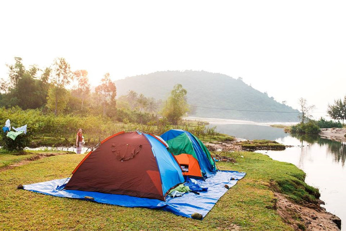 Để cắm trại qua đêm, các bạn nên chú ý mang đầy đủ lương thực và nước uống, cũng như dụng cụ nấu nướng.