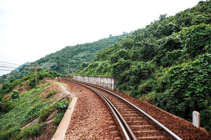Trước đây ngôi làng vốn bị cô lập, nên không có đường đến, chỉ có thể đến đi bộ đến làng bằng 3 con đường: lên đỉnh đèo Hải Vân rồi đi theo triền núi xuống, đi thuyền từ ngoài vịnh vào và đi xuyên qua hầm tàu hỏa rồi băng qua nhiều km bụi rậm. Từ điểm gửi xe máy vào đây bạn sẽ phải đi bộ hơn 1 tiếng đồng hồ.