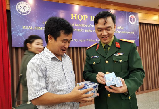 Từng trả lời trên báo chí về sự tham gia của Công ty Việt Á, PGS-TS Hồ Anh Sơn cho hay, nhiệm vụ được chia làm hai giai đoạn, một là nghiên cứu ở quy mô phòng thí nghiệm (do các nhà khoa học nghiên cứu), hai là triển khai sản xuất thử nghiệm (do doanh nghiệp chủ trì).