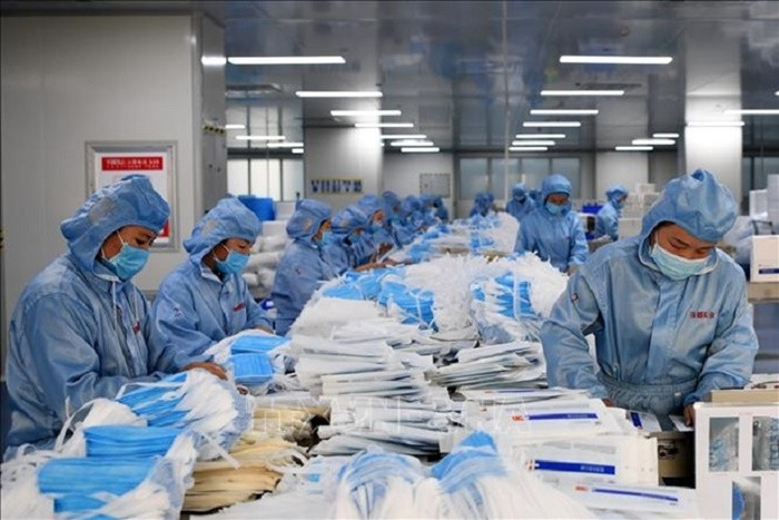 Theo đó, các mã hàng khẩu trang y tế tạm ngừng kinh doanh tạm nhập, tái xuất gồm: Mã hàng 6307.90.40; mã hàng 6307.90.90. Các mã hàng găng tay y tế tạm ngừng kinh doanh tạm nhập, tái xuất gồm: Mã hàng 3926.20.90; mã hàng 4015.11.00; mã hàng 4015.19.00....