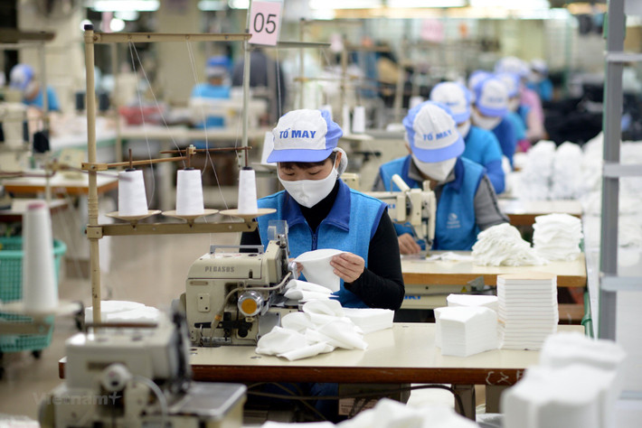 Tạm ngừng kinh doanh tạm nhập, tái xuất khẩu trang, găng tay y tế: Bộ Công thương đã ban hành Thông tư 03/2022/TT-BCT ngày 28/1/2022 quy định về việc tạm ngừng kinh doanh tạm nhập, tái xuất mặt hàng khẩu trang y tế, găng tay y tế và bộ trang phục phòng, chống dịch. Thông tư này có hiệu lực thi hành từ ngày 15/3/2022 đến ngày 31/12/2022.