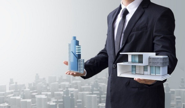Nghị định này quy định chi tiết một số điều, khoản của Luật Kinh doanh bất động sản, bao gồm các nội dung về điều kiện của tổ chức, cá nhân kinh doanh bất động sản; về các loại hợp đồng mẫu kinh doanh bất động sản; về chuyển nhượng hợp đồng thuê mua nhà, công trình xây dựng có sẵn; chuyển nhượng hợp đồng mua bán, thuê mua nhà ở hình thành trong tương lai và thủ tục chuyển nhượng toàn bộ hoặc một phần dự án bất động sản.