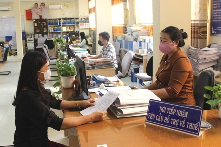 Cũng theo Nghị định số 10/2022/NĐ-CP, quy định đối tượng được miễn lệ phí trước bạ với nhà, đất như nhà, đất nhận thừa kế hoặc là quà tặng giữa: Vợ với chồng; cha đẻ, mẹ đẻ với con đẻ; cha nuôi, mẹ nuôi với con nuôi; cha chồng, mẹ chồng với con dâu; cha vợ, mẹ vợ với con rể; ông nội, bà nội với cháu nội; ông ngoại, bà ngoại với cháu ngoại; anh, chị, em ruột với nhau nay được cơ quan nhà nước có thẩm quyền cấp Giấy chứng nhận quyền sử dụng đất, quyền sở hữu nhà ở và tài sản khác gắn liền với đất...