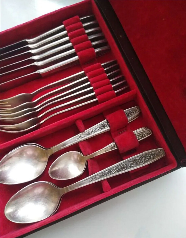4. Dao nĩa Melchior: Người dân Liên Xô tin rằng bộ dao nĩa uy tín nói lên địa vị của chủ nhân nó nhiều hơn lời nói. Tất nhiên, mọi người không có đủ tiền để mua bạc, nhưng melchior sáng bóng và khá trang nhã - một hợp kim đồng và niken - là sở thích của nhiều người. Các sản phẩm làm bằng vật liệu này trông khá lịch sự và thường được các gia đình Liên Xô dùng trang trí.