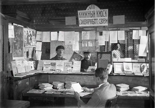 Để xử lý tình hình kinh tế, những người Bolshevik đã thực hiện một bước bất ngờ. Họ giới thiệu lại doanh nghiệp tư nhân trong lĩnh vực doanh nghiệp vừa và nhỏ. Những nới lỏng này sẽ đi vào lịch sử với tên gọi 'Chính sách kinh tế mới' (NEP).