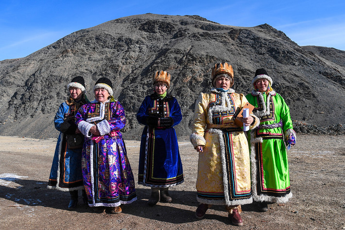 Người Altai: Người dân bản địa của dãy núi Altai ngày nay chủ yếu sống ở Cộng hòa Altai và Lãnh thổ Altai. Nhìn chung, có khoảng 80.000 người Altai ở Nga. Người Altai có một số nhóm dân tộc phụ - Telengits, Teleuts, Chelkans và những nhóm khác.
