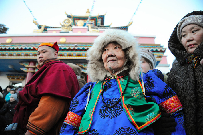 Người dân tộc Buryat: Người Buryat sống gần hồ Baikal ở Đông Siberia. Ngôn ngữ của họ thuộc nhóm ngôn ngữ Mông Cổ và phần lớn họ thực hành Phật giáo. Các món ăn Buryat rất phổ biến ở Siberia, đặc biệt là bánh bao Buuz và trà truyền thống với muối và bơ.