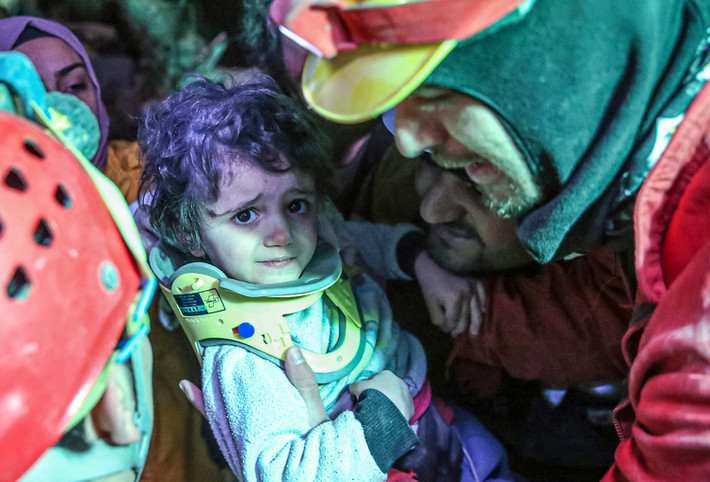 Bé gái hai tuổi tên Vafe Sabha, người gốc Syria, đã được giải cứu khỏi đống đổ nát của một tòa nhà sập do động đất tại quận Iskenderun thuộc tỉnh miền Nam Hatay, Thổ Nhĩ Kỳ, sau 44 giờ mắc kẹt. Ảnh:Anadolu.