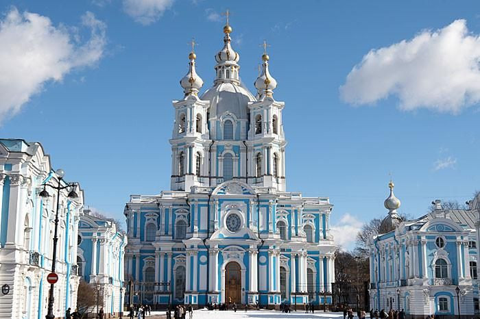 Nhà thờ Chúa Kitô Phục sinh Smolny, được xây dựng theo sắc lệnh của Hoàng hậu Elizabeth Petrovna, là một trong những kiệt tác kiến trúc tinh xảo nhất của thành phố St. Petersburg. Nhà thờ này mang nét kiến trúc Nga độc đáo.