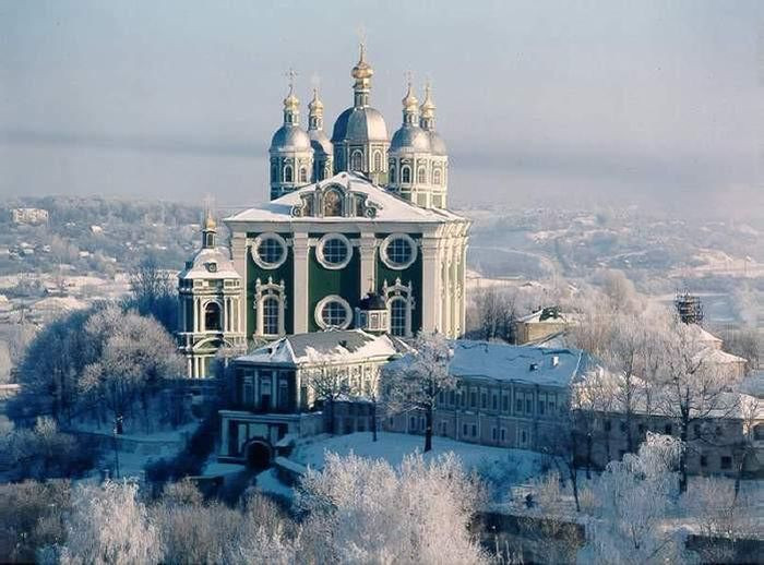 Nhà thờ Uspensky nằm trên một ngọn đồi ngay tại trung tâm của thành phố Smolensk. Nhà thờ mang phong cách Baroque, được dựng lên để vinh danh chiến thắng của người dân địa phương trước khối thịnh vượng chung. Quá trình xây dựng công trình này tiêu tốn gần 100 năm.