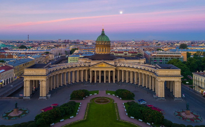 Nhà thờ Kazan: Nhà thờ Kazan nằm ở St. Petersburg được xây dựng giống với Vương cung St. Peter ở Rome - mặt tiền phía bắc của tòa nhà mang đậm phong cách Đế chế và có thêm một dãy cột hình bán nguyệt ấn tượng gồm 96 cột cao 13 mét.